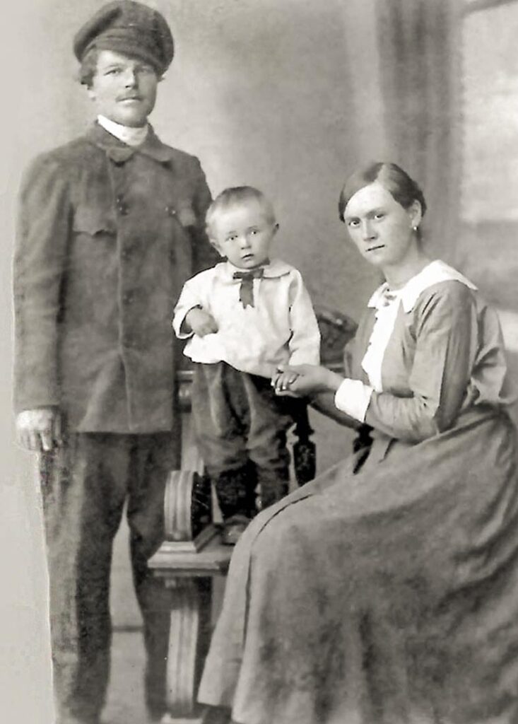 Трофим Иванович и Таисия Матвеевна Бреевы (с первенцем Виктором), дед и бабушка по материнской линии Снимок 1923 года.
