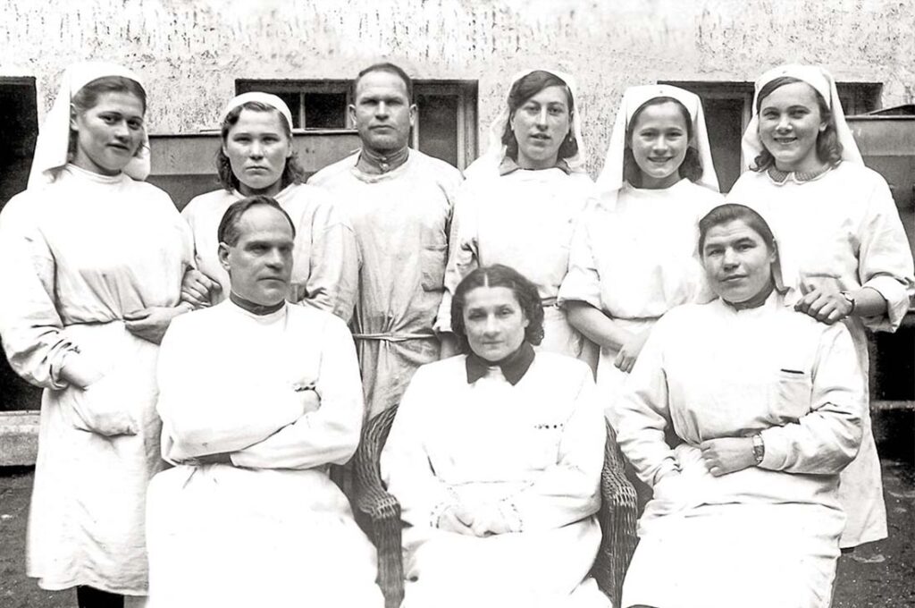 Медицинский персонал 4-го отделения эвакогоспиталя №2920 в/ч 25773. В врехнем ряду краяняя справа –Береева Н.Т. Снимок сделан в феврале 1945 года.