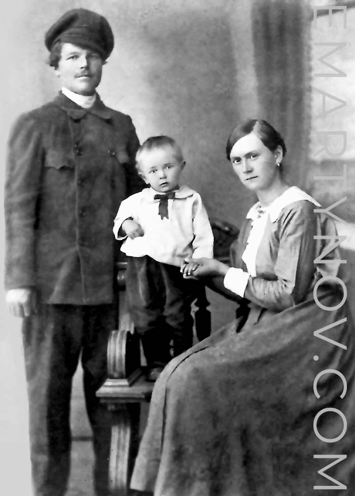 Трофим Иванович и Таисия Матвеевна Бреевы (с первенцем Виктором), дед и бабушка по материнской линии Снимок 1923 года.